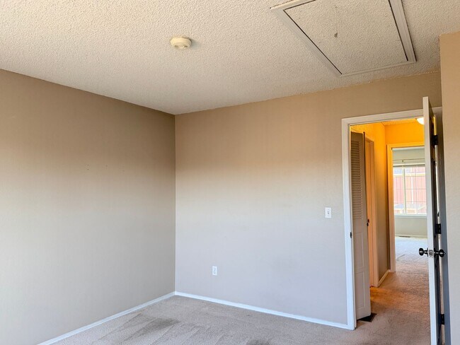 Building Photo - Updated Townhome in Centennial