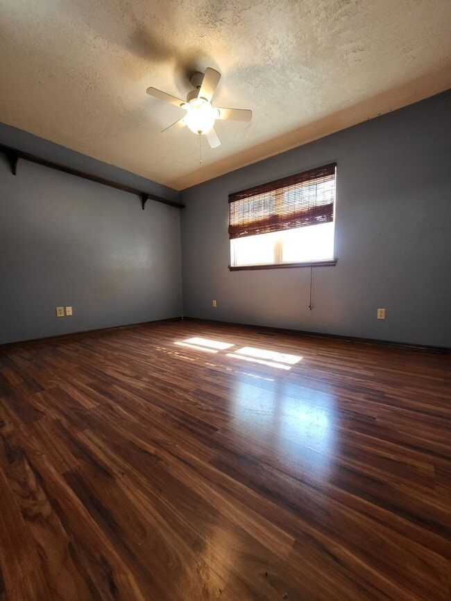 Building Photo - (4) Bed/(2) Bath + (2) Living Areas Avail ...