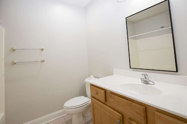 Building Photo - "Spacious 3-Bedroom Retreat with 3200 Sq Ft of Comfort in Seven Lakes!"