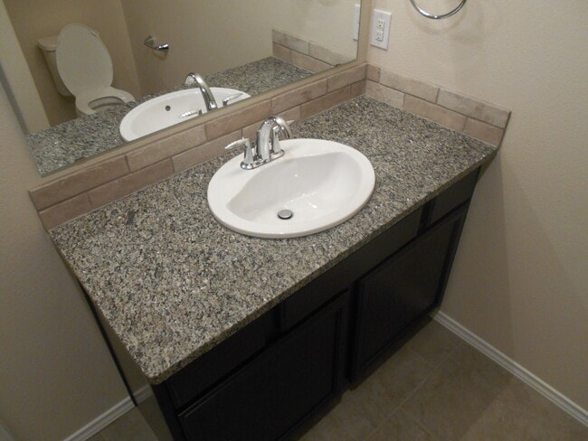 Building Photo - 6 or 12 month lease! Half off first full m...