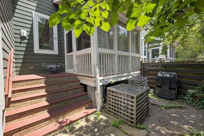 Building Photo - 515 Hillsborough St