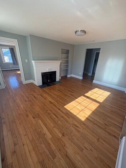 Living room - 3 Oak St