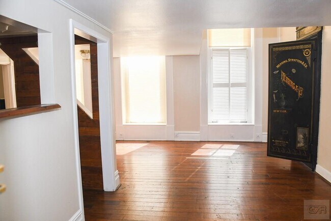 Building Photo - 2118 Strand St
