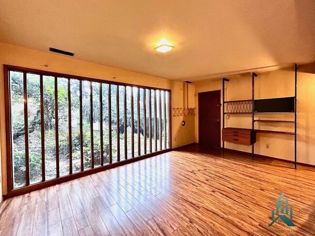 Building Photo - Mid-century Modern Single-family Home for Rent