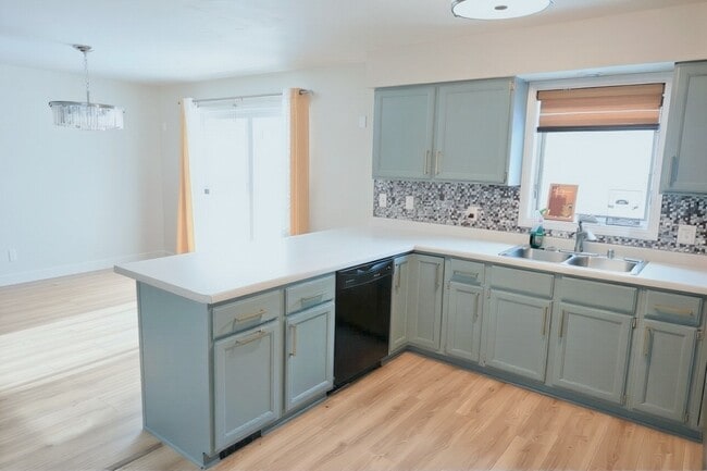 Building Photo - 206 N High Point Rd