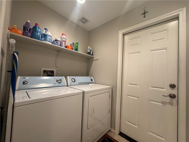 Building Photo - 726 Riverfront Dr