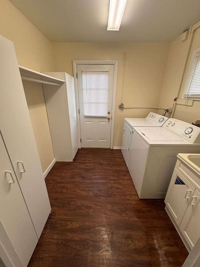 Building Photo - 3504 Oakview Dr