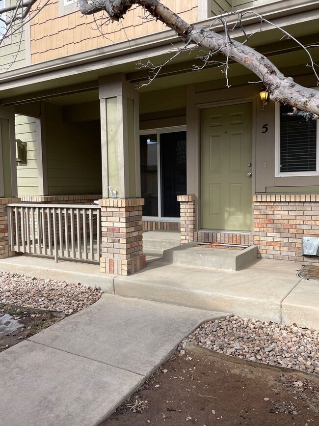 Building Photo - Townhome -2 bed 2.5 bath + bonus area