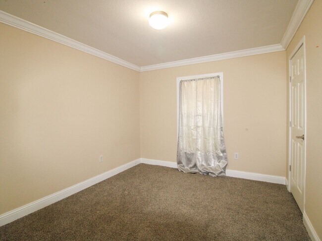 Building Photo - Charming Townhome Close to Downtown Pulaski