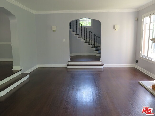 Building Photo - 802 Cloverdale Ave