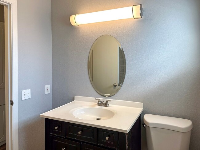 Building Photo - 3 Bedroom / 2 Bath / 2 Car Garage in Quiet...