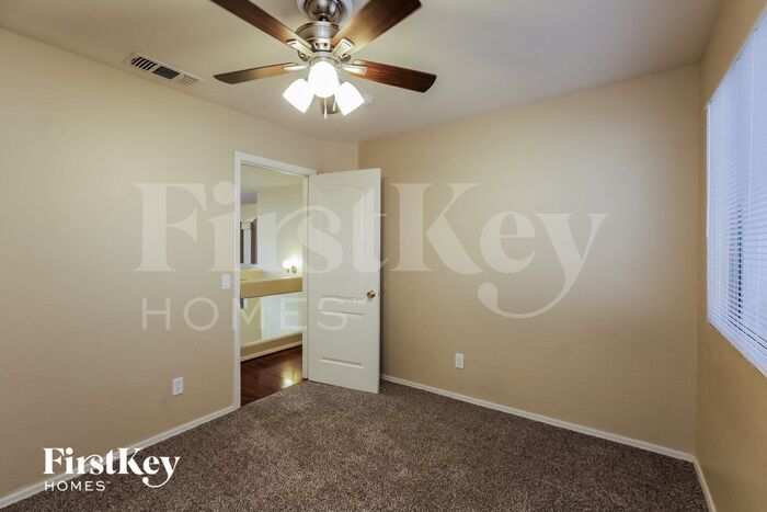 Building Photo - 912 E Baylor Ln