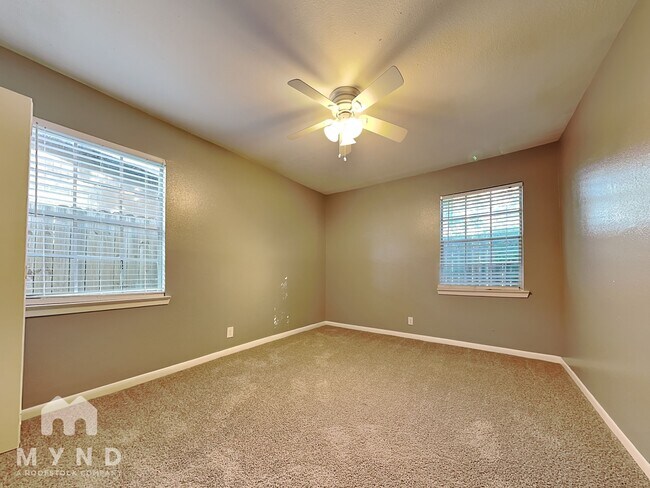 Building Photo - 1010 N Meadows Dr