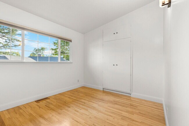 Building Photo - 2637 NE 138th Pl
