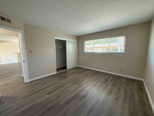 Building Photo - Great 2 Bedroom Duplex