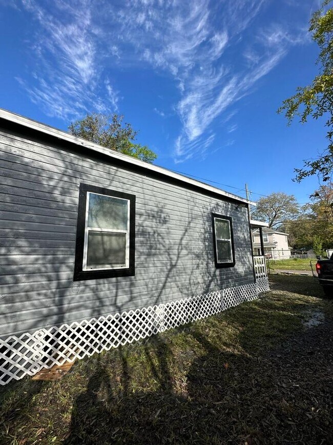 Building Photo - Fully renovated 2/1 single family residenc...