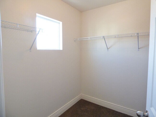 Building Photo - 3 Bd 3.5 Bath 2 Car Garage Townhome in Sandy