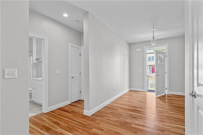 Building Photo - 231 Seawynds Dr