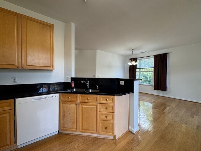 Building Photo - Bright And Cozy 3 Bed 2 Bath Condo With La...