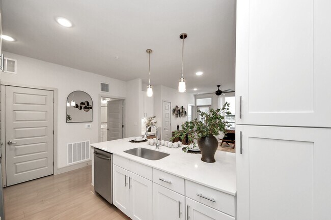 Building Photo - 4840 N Shepherd Dr