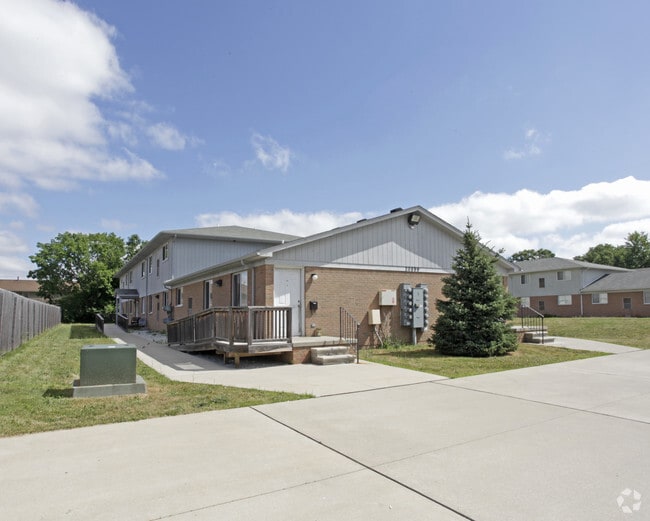 Flora Woods - Flora Woods Apartments
