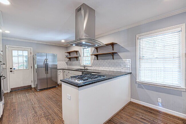 Building Photo - Available Now!| 3BR/2BA Midtown Brick Ranch | Lawn Care, Pest Control & W/D Included | Clubview /...