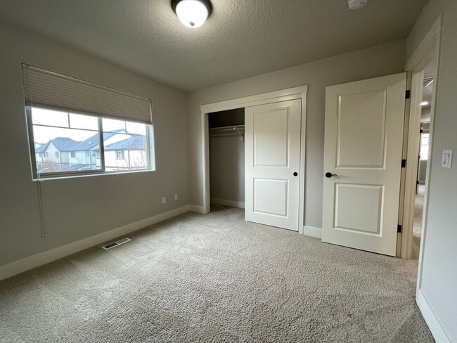 Building Photo - Lovely North Plains 4Bd 2.5Ba Home with Ja...