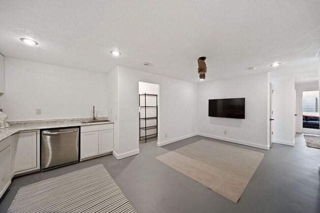 Building Photo - $2,000 Rent Credit! 6-Bedroom Home in West...