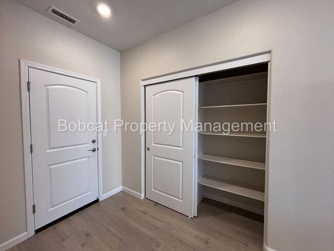 Building Photo - 852 Furlong Dr