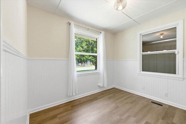 Building Photo - 37 Hillsboro Rd