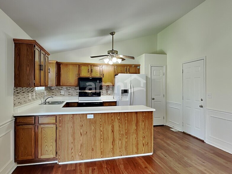 Building Photo - 2211 Siesta Dr