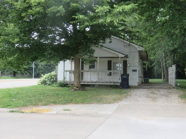 Corner of Chestnut Exp & Warren - 534 N Warren Ave