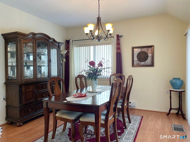 Building Photo - 6 Heritage Crest Dr