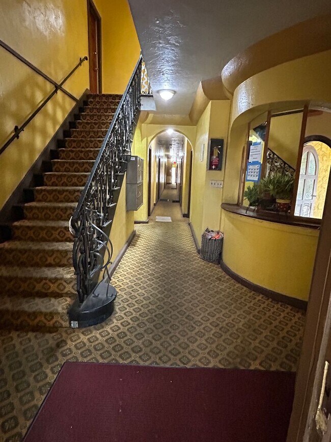 Building Photo - 1102 S Mariposa Ave