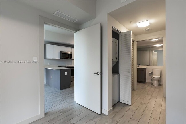 Building Photo - 321 NE 26th St