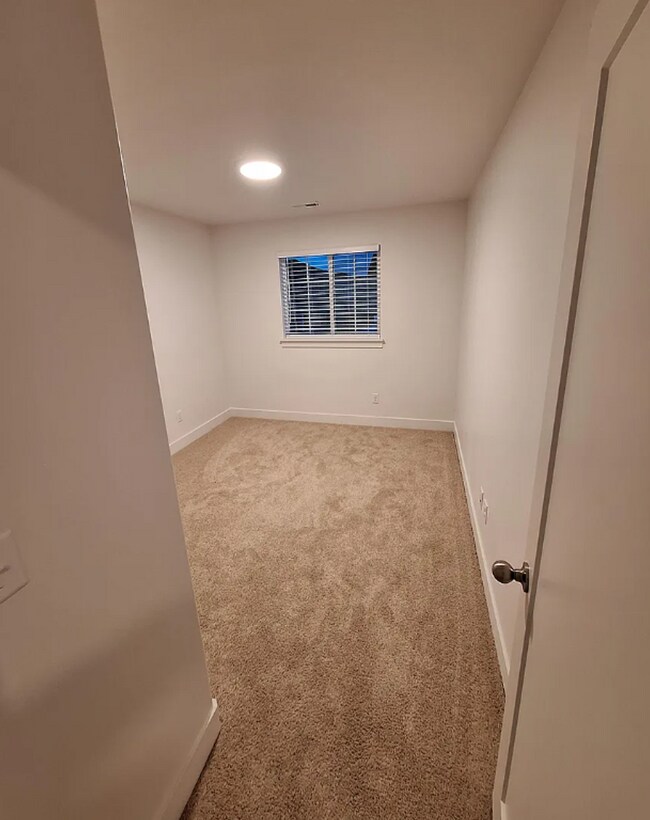 Building Photo - 4 bedroom/2.5 bathroom Townhome in Eagle M...