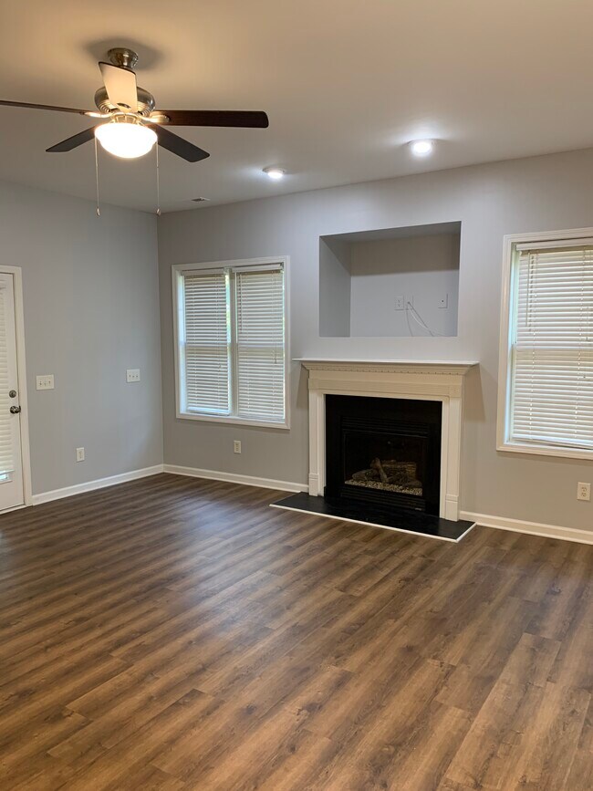 Family Room - 108 Willowfield Ln