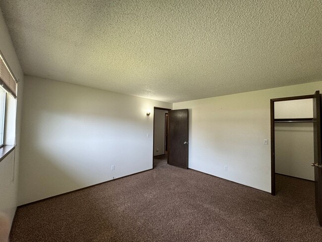 Building Photo - 612 S 44th Ave