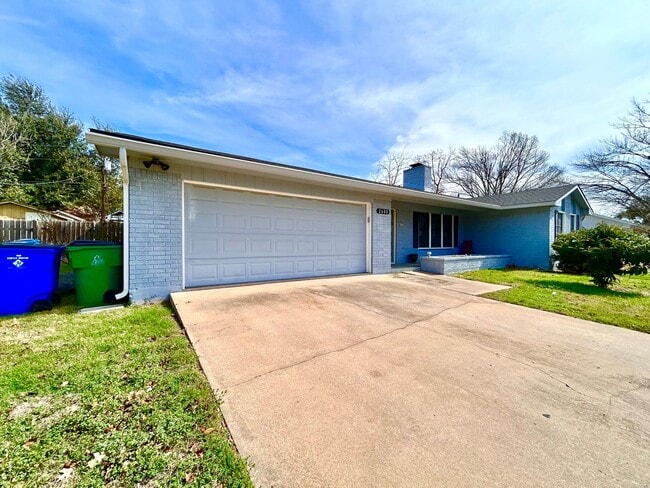 Building Photo - Warm & Inviting 3 Bed, 2 Bath Home with 2-Car Garage & Fireplace