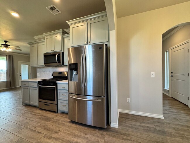 Building Photo - Spacious 3-Bedroom Home with Designer Kitc...