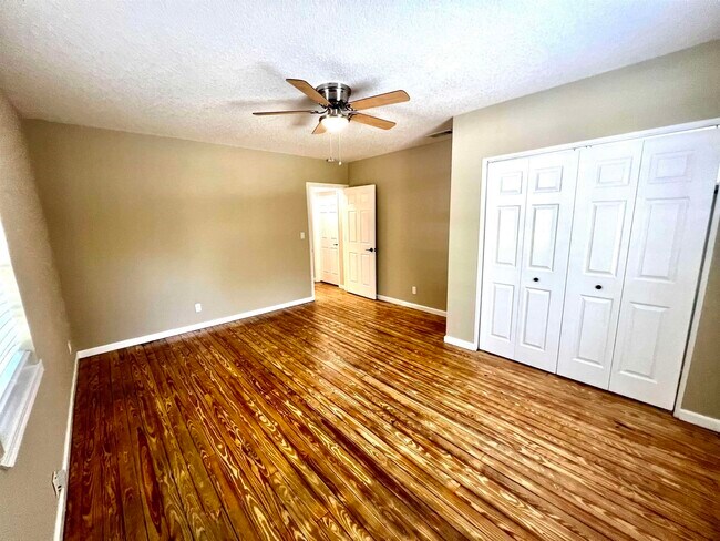 Building Photo - 804 W 2nd St