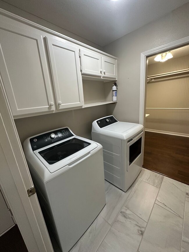 Building Photo - Gorgeous 3 Bed Brick Home