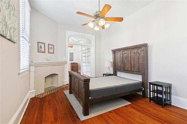 Building Photo - 5705 Prytania St