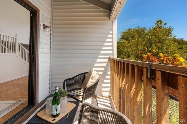 Building Photo - Lovely 2bd/1.5ba Townhome in Heart of San Anselmo
