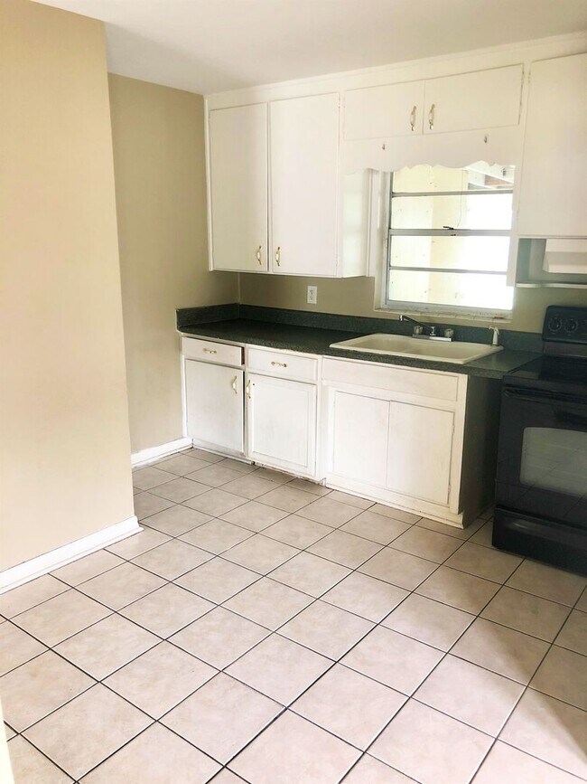 Building Photo - HUGE Lakeland 3BR/1BA w/Carport in Nice Re...