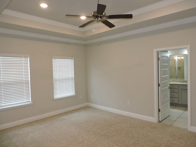 Building Photo - Beautiful home in gated community!