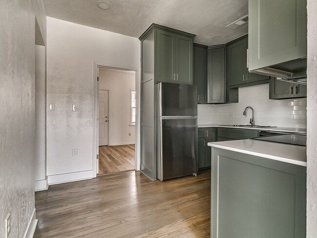 Building Photo - Beautifully Remodeled 2 bed / 1 bath