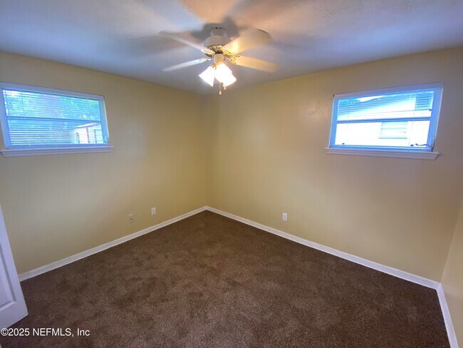 Building Photo - 165 Parkwood Dr W