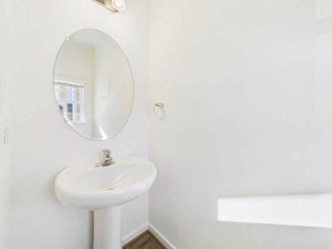 Building Photo - 6600 Wy Pt Dr