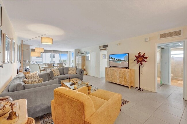 Building Photo - 5005 Collins Ave